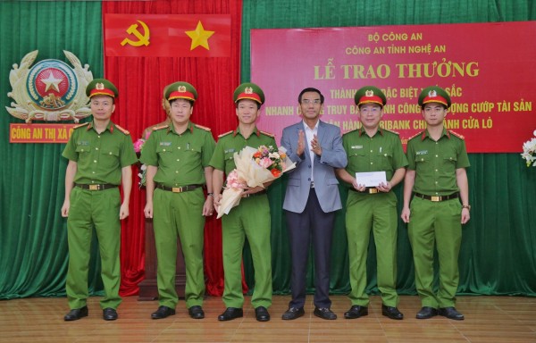 Lãnh đạo UBND thị xã Cửa Lò trao thưởng cho lực lượng phá án