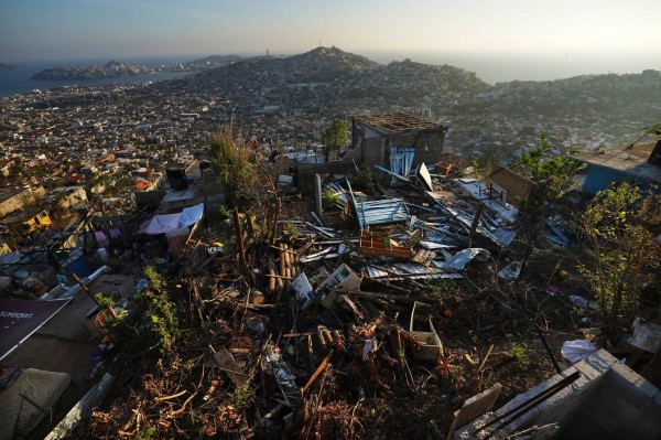 Thành phố biển Mexico ngập rác sau cơn bão khiến 50 người thiệt mạng - 2
