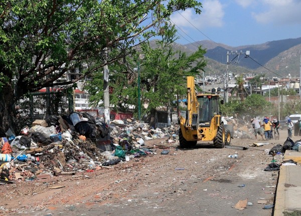 Thành phố biển Mexico ngập rác sau cơn bão khiến 50 người thiệt mạng - 1