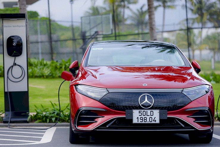 Mercedes-Benz Việt Nam tặng bộ sạc gần 50 triệu đồng cho khách mua xe điện