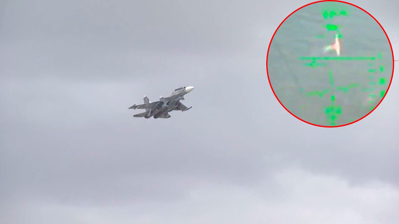 Nga đăng video chiến đấu cơ Su-30SM áp sát, bắn nổ xuồng tự sát Ukraine gần Crimea - 1
