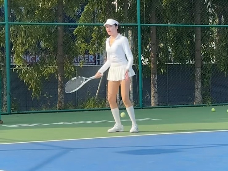 Mới đây, MC Thanh Thanh Huyền gây chú ý khi đăng tải clip chơi tennis cũng như cách lựa chọn trang phục cho bộ môn thể thao này.
