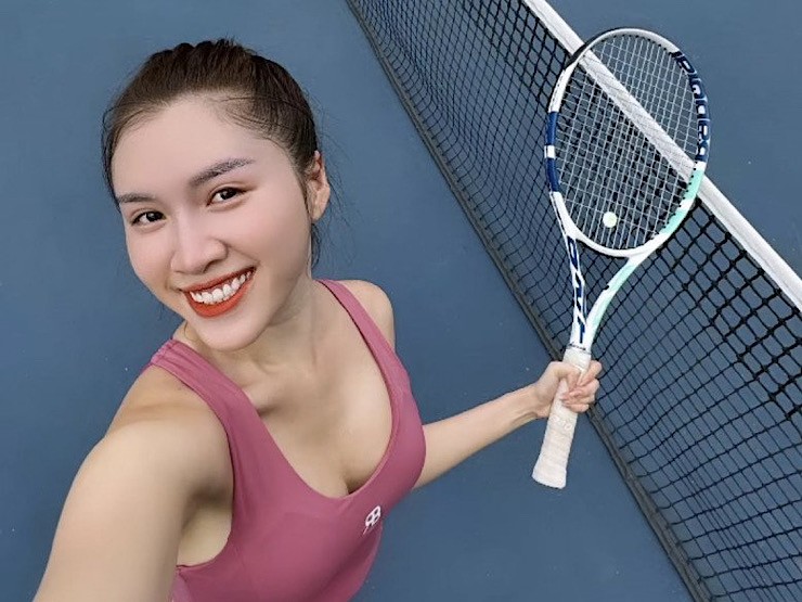 Bên cạnh đó,&nbsp;váy tennis, áo polo cotton và bra thể thao cũng&nbsp;trở nên phổ biến, được nhiều người đẹp mặc ra sân.
