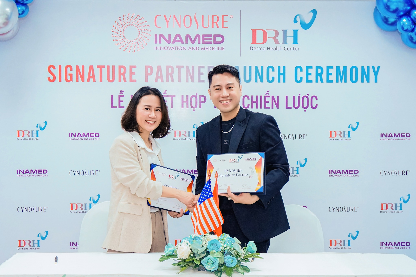 Đại diện hãng (bên trái) và CEO Ngọc Huy (bên phải) trong buổi ký kết