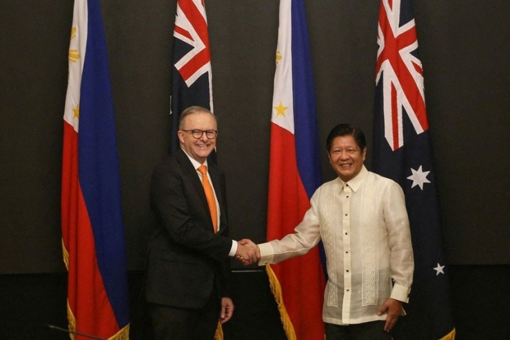 Tổng thống Philippines Ferdinand Marcos Jr (phải) bắt tay với Thủ tướng Úc Anthony Albanese tại Manila (Philippines) hồi tháng 9. Ảnh: REUTERS