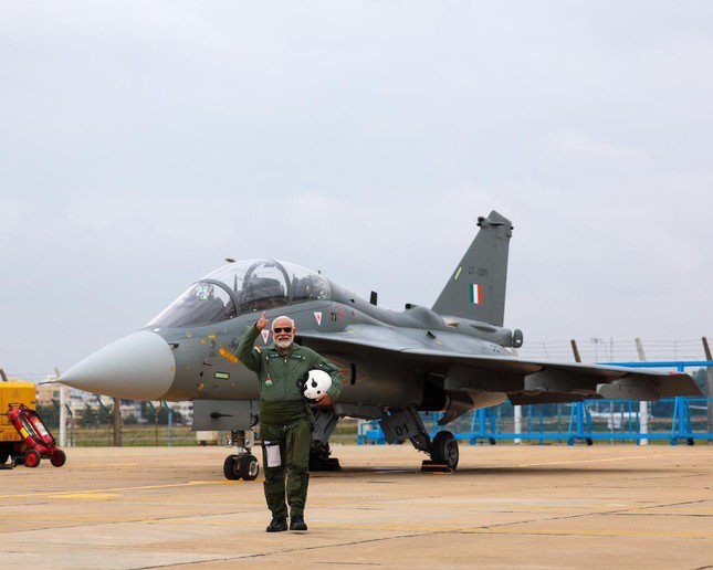 Thủ tướng Ấn Độ trải nghiệm máy bay chiến đấu nội địa - 3