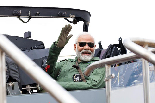 Thủ tướng Ấn Độ trải nghiệm máy bay chiến đấu nội địa - 2