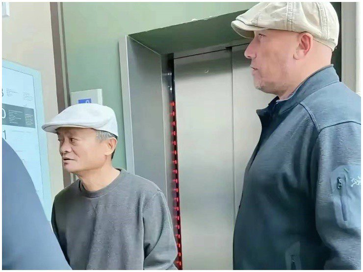 Cộng đồng mạng xôn xao trước diện mạo hom hem, tóc bạc trắng của tỷ phú Jack Ma - 1