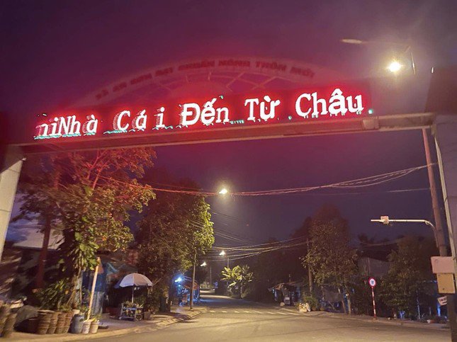 Dòng chữ xuất hiện trên bảng điện tử cổng chào tại xã An Sơn.