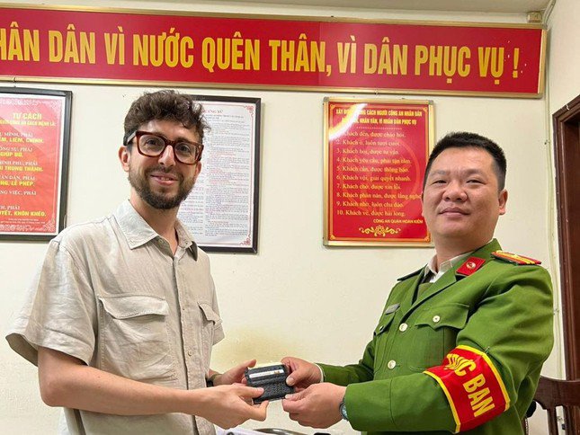 Anh Tucci Fabrizio nhận lại số tài sản thất lạc.