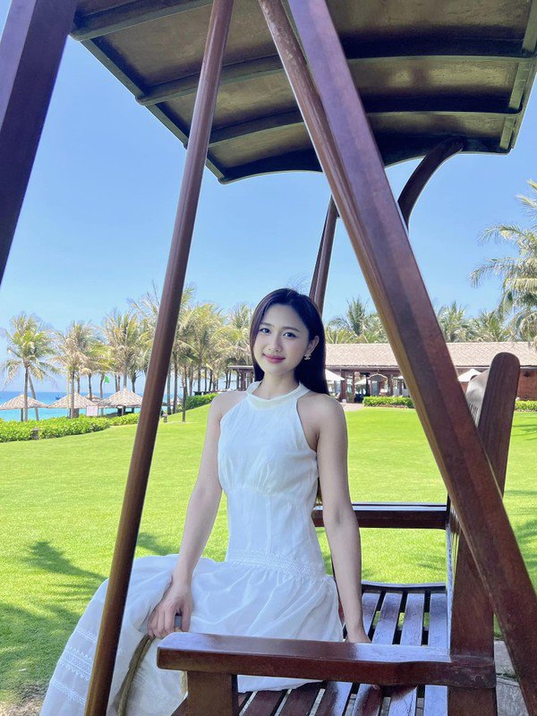 Bạn gái tiền vệ Minh Vương khoe ảnh mới trong chuyến nghỉ dưỡng - 7