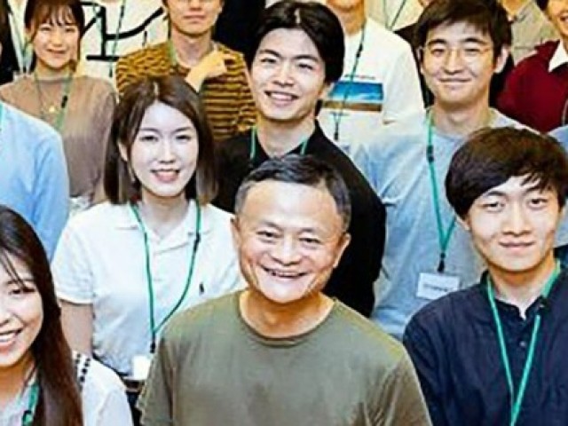 Hình ảnh tỷ phú Jack Ma lần đầu dạy học ở Nhật