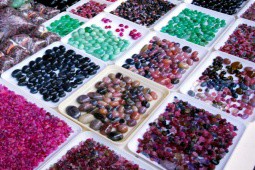 Khu chợ nào bán buôn đá quý như rau ở Việt Nam?