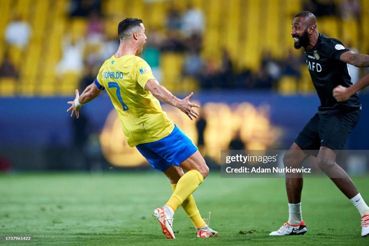 Ronaldo vừa lập cú đúp ở giải VĐQG Saudi Arabia