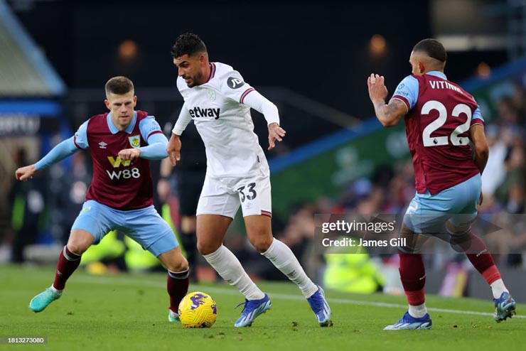 Trận đấu giữa Burnley (áo thẫm) và West Ham kết thúc theo cách khó ngờ