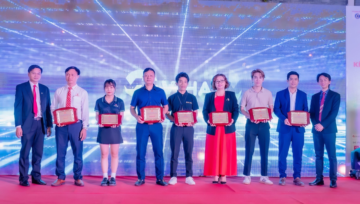 Hotseller trao tặng bảng vinh danh tri ân các nhà tài trợ của Chương trình Kết nối thương hiệu Việt.