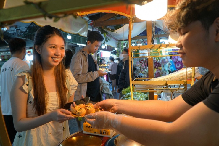 Tại khu chợ này, hàng quán bày biện nhiều món ăn như: trà sữa, há cảo, bánh khọt, xiên nướng, bánh tráng trộn, chè bưởi, phá lấu, cá viên chiên,… thu hút thực khách. Nơi đây không chỉ là phố ẩm thực mà còn được xem là chợ hoa lớn nhất TPHCM.