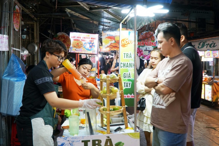 Một gian hàng trà chanh giã tay thu hút thực khách tại phố ẩm thực Hồ Thị Kỷ.