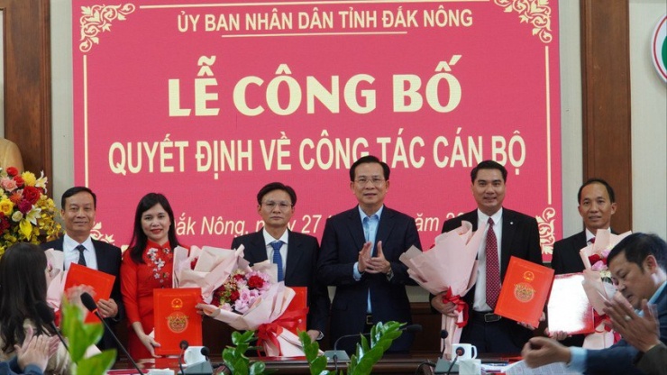 Ông Hồ Văn Mười (giữa) trao quyết định bổ nhiệm nhiều lãnh đạo các sở ngành ở Đắk Nông. Ảnh: HH