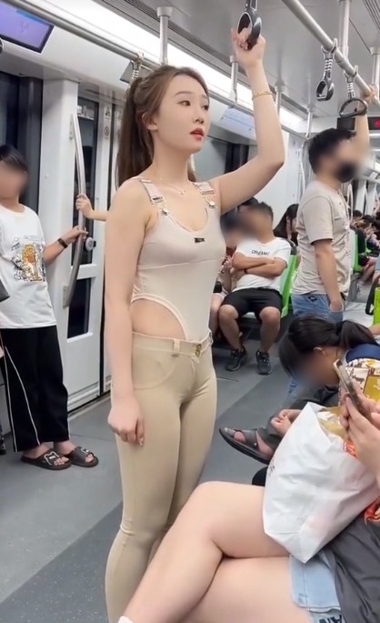 Cô nàng này từng diện bodysuit đi tàu điện ngầm.