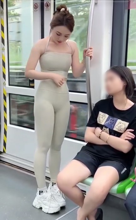 Cô gái diện đồ tập, bodysuit tiệp màu da đi tàu điện ngầm ở Trung Quốc gây chú ý - 2