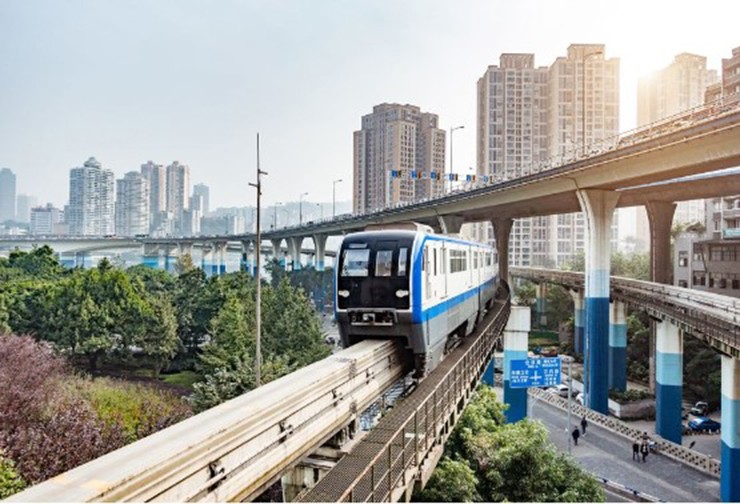 Tàu Monorail, Trùng Khánh - Trung Quốc: Trùng Khánh ở Trung Quốc là nơi có hệ thống tàu một ray dài nhất thế giới và là một trong những hệ thống đường ray bận rộn nhất. Nổi tiếng nhất tại đây là một đoạn của tuyến 2 đi qua trung tâm tòa&nbsp;chung cư cao tầng.
