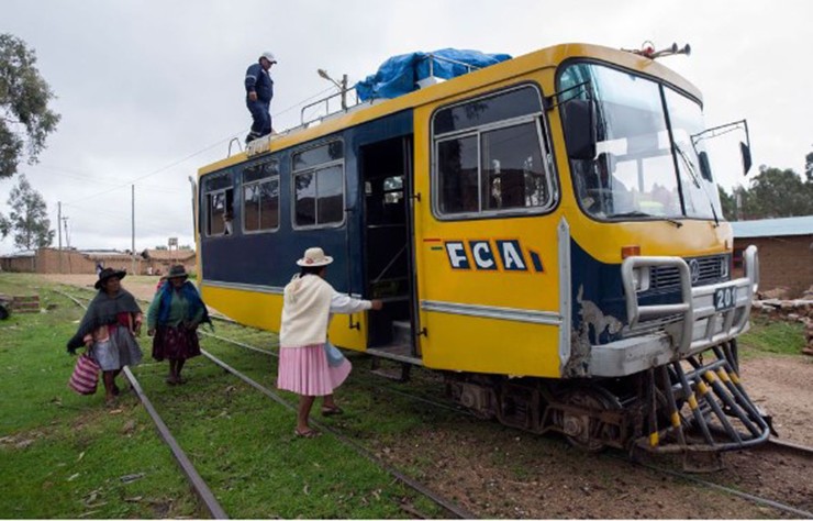 Ferrobus, Nam Mỹ: Nhiều du khách tới đây đã ngạc nhiên tự hỏi đây&nbsp;là chuyến tàu&nbsp;hay một chiếc xe buýt? Không, đó là Ferrobus - một hình thức vận chuyển ngẫu hứng độc đáo được tìm thấy trên khắp các vùng núi ở Nam Mỹ. Được kết hợp thân xe buýt cũ với bánh xe lửa, những cỗ máy kỳ lạ này là cứu cánh cho những ngôi làng miền núi xa xôi không có đường đi&nbsp;chính thức.&nbsp;
