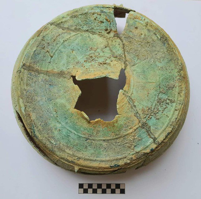Phát hiện chậu đồng cổ, niên đại khoảng thế kỷ 1 - 2 đầu Công nguyên - 4