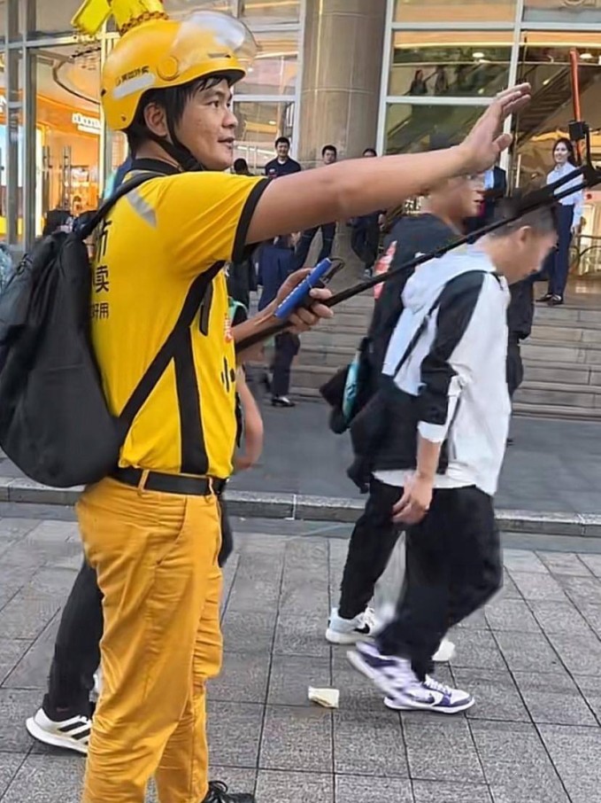Người trẻ Trung Quốc lao ra đường livestream, nhảy nhót 