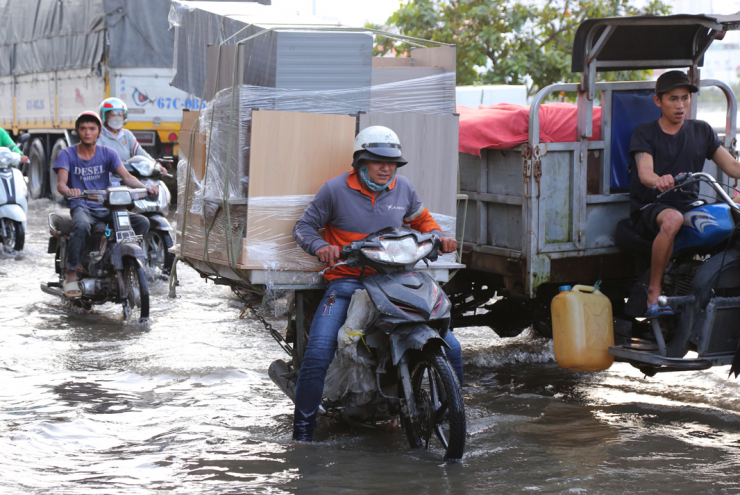 Người dân TP.HCM quay cuồng trên “phố sông” trong ngày triều cường