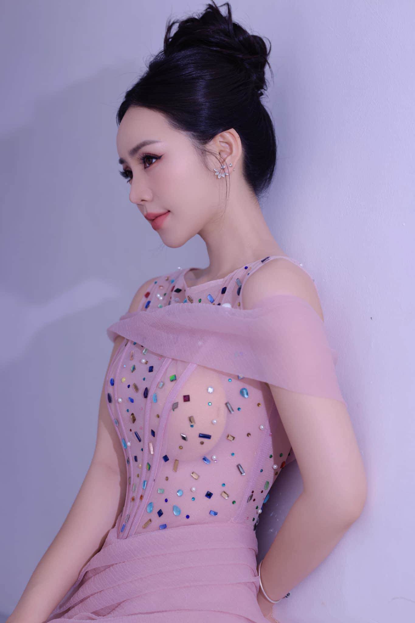 Quỳnh Kool diện thiết kế váy xuyên thấu nhưng chọn sai miếng mút lót.