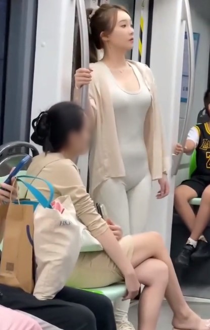 Cô gái diện đồ tập, bodysuit tiệp màu da đi tàu điện ngầm ở Trung Quốc gây chú ý - 1