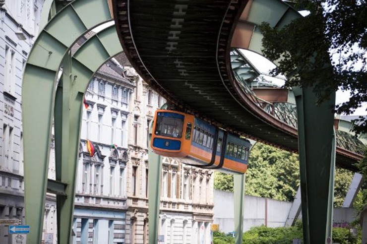 Wuppertal Schwebebahn, Đức: Đây là tuyến đường một ray Schwebebahn huyền thoại tại&nbsp;vùng Bắc Rhine-Westphalia ở Đức. Tuyến đường ray đơn treo lơ lửng được hoàn thành vào năm 1901 và đóng vai trò quan trọng trong sự phát triển của các thị trấn. Con tàu có thể trông khác lạ đối với du khách, nhưng đối với người dân Wuppertal, nó từng là xương sống của mạng lưới giao thông thành phố. Người ta đang hy vọng rằng nó sẽ hoạt động trở lại vào mùa xuân năm 2024.
