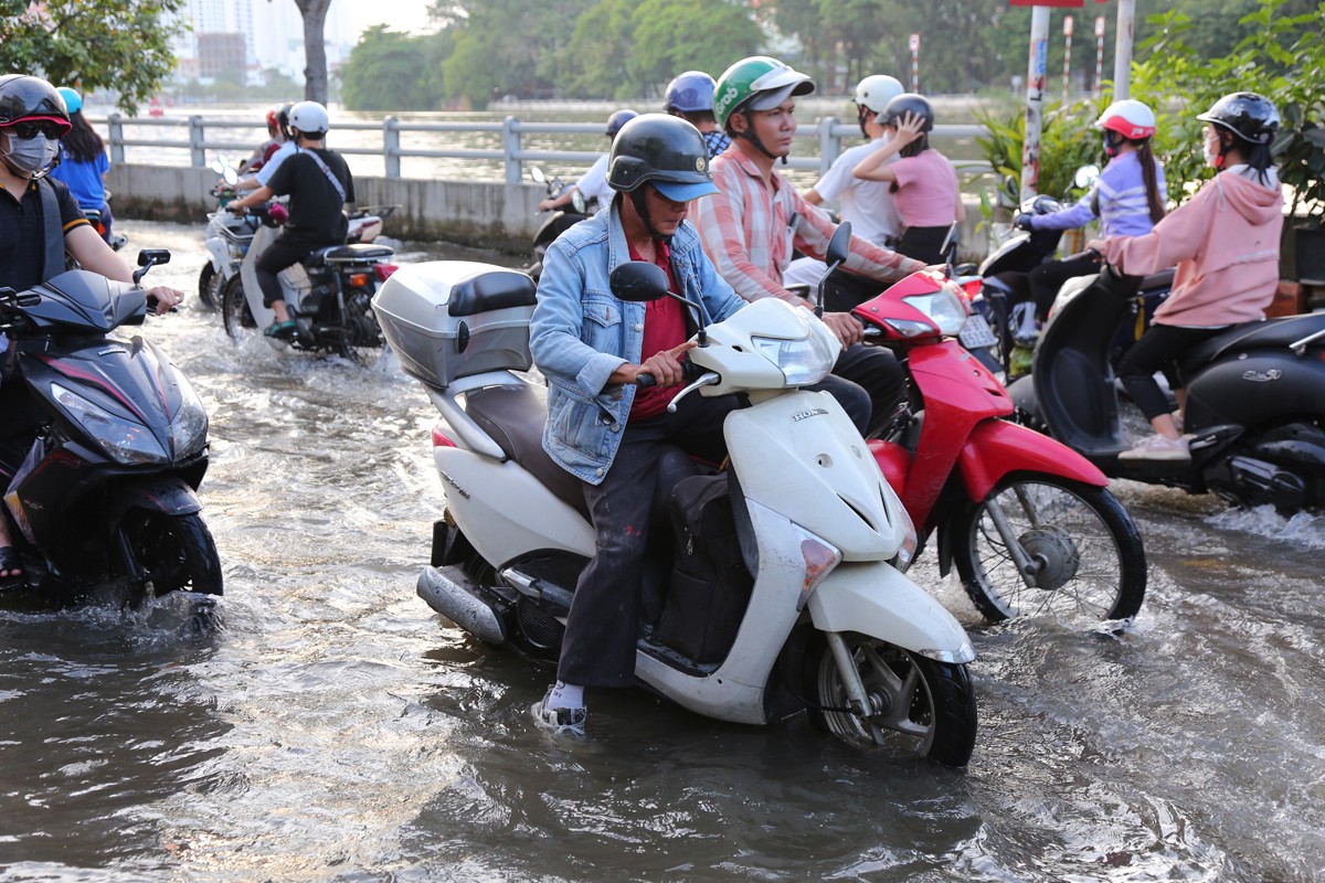 Người dân TP.HCM quay cuồng trên “phố sông” trong ngày triều cường - 2