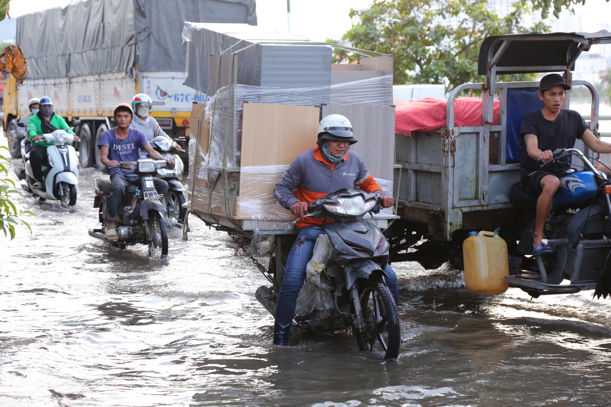 Người dân TP.HCM quay cuồng trên “phố sông” trong ngày triều cường - 5