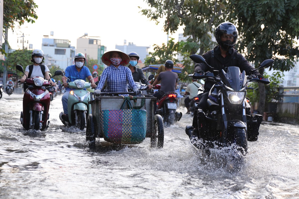 Người dân TP.HCM quay cuồng trên “phố sông” trong ngày triều cường - 8