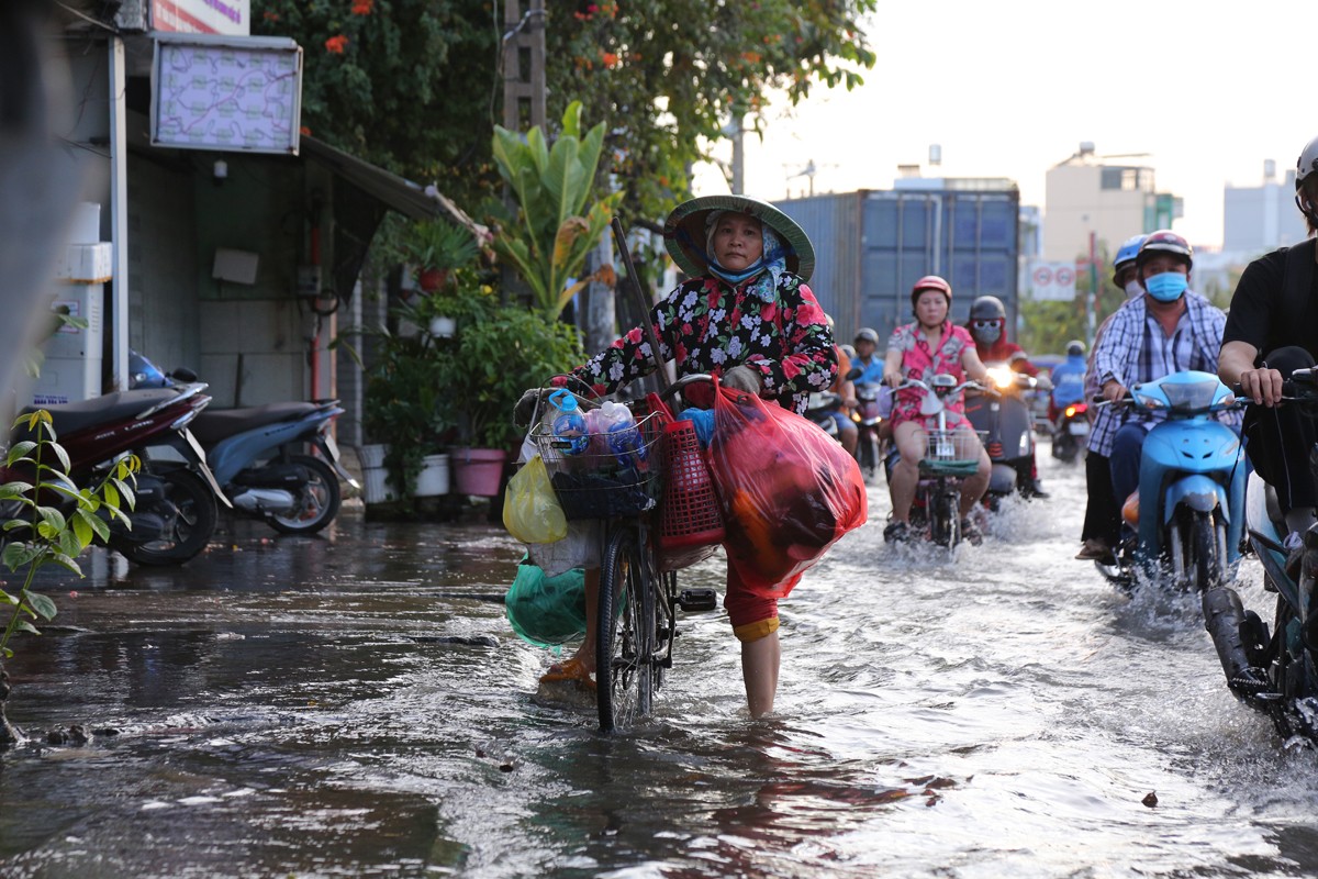 Người dân TP.HCM quay cuồng trên “phố sông” trong ngày triều cường - 9