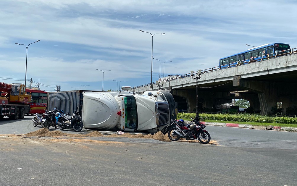 TP.HCM: Xe container lật giữa giao lộ đông đúc, ùn tắc khủng khiếp - 1