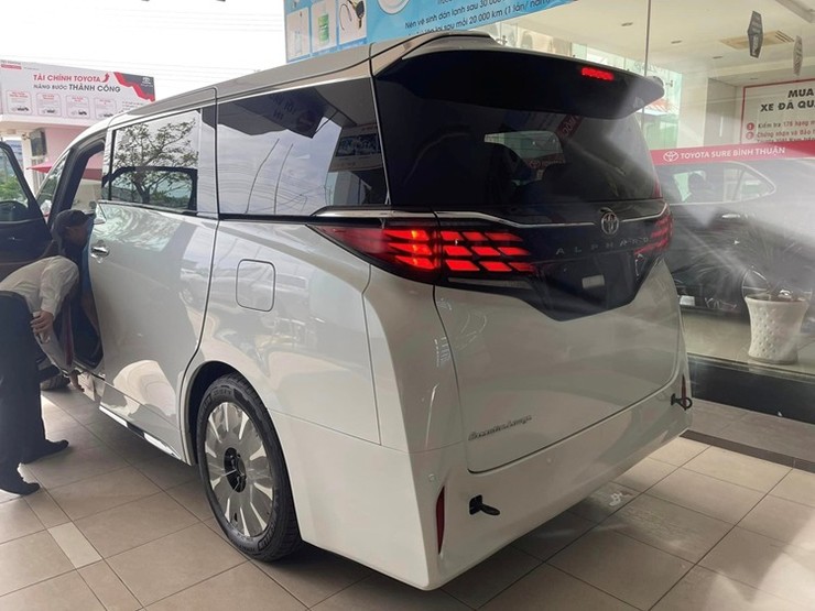 Toyota Alphard thế hệ mới có mặt tại đại lý - 3