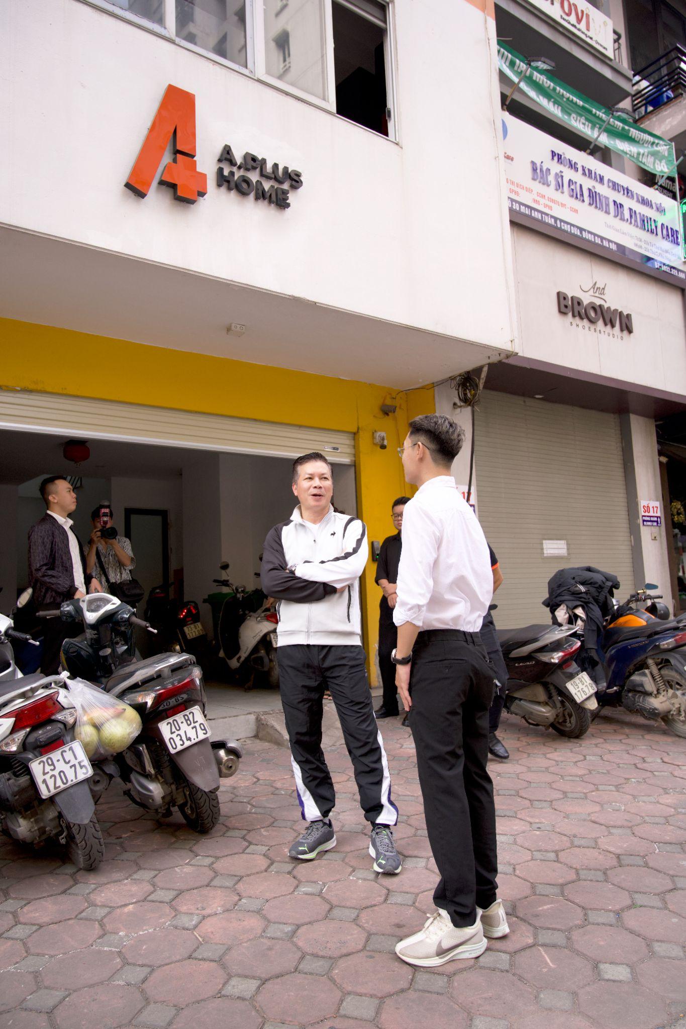 Shark Hưng bất ngờ thị sát cơ cở kinh doanh của Aplus Home - 1