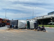 Tin tức trong ngày - TP.HCM: Xe container lật giữa giao lộ đông đúc, ùn tắc khủng khiếp