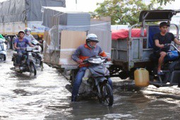 Người dân TP.HCM quay cuồng trên “phố sông” trong ngày triều cường