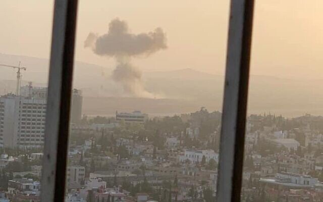 Khói bốc lên từ một địa điểm ở thủ đô Damascus (Syria) sau một cuộc không kích nghi do Israel thực hiện ngày 26-11. Ảnh: THE TIMES OF ISRAEL.
