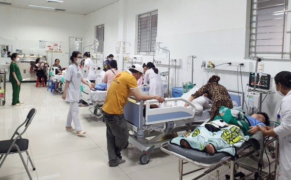 Học sinh bị ngộ độc điều trị tại Bệnh viện Sản - Nhi tỉnh Kiên Giang vào ngày 15/11.