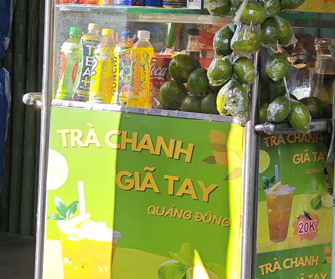 Một điểm bán trà chanh giã tay trên đường Vạn Kiếp, quận Bình Thạnh, treo chanh Quảng Đông tạo sự hấp dẫn