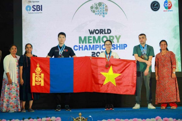 Kỷ lục gia Việt Nam Đặng Ngọc Phương Trinh được trao Huy chương vàng cuộc thi Siêu trí nhớ thế giới 2023 tổ chức tại Mumbai (Ấn Độ).