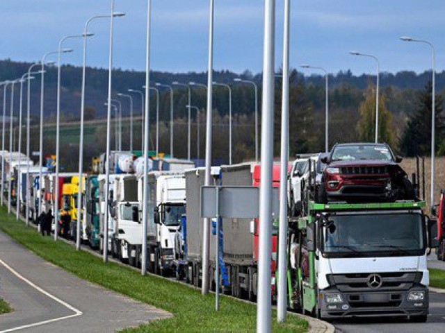 Tài xế Ba Lan chặn xe tải, Ukraine “đứng ngồi không yên”