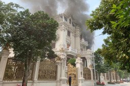 Tòa lâu đài ở Quảng Ninh cháy kinh hoàng, khói bốc nghi ngút, cảnh sát cứu nữ chủ nhà