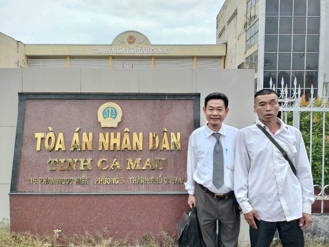 Bị hại Trung cùng luật sư tại TAND tỉnh Cà Mau. Ảnh: PV.