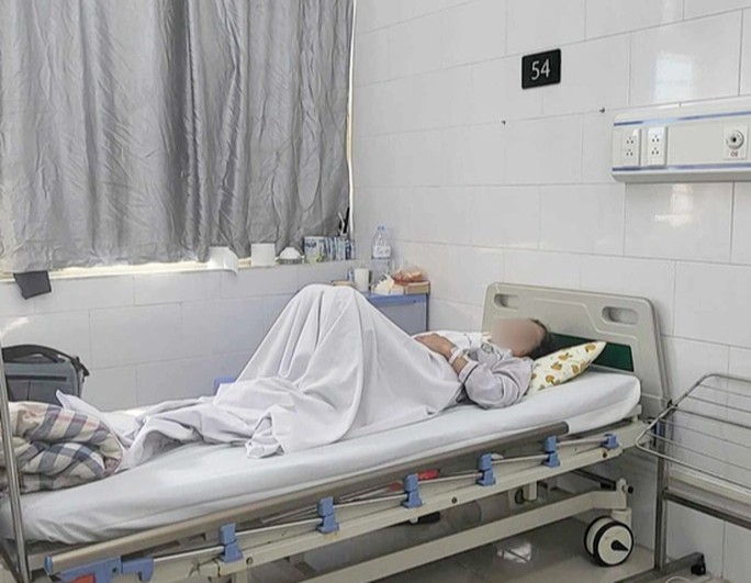 Bệnh nhân đang điều trị tại Trung tâm chống độc, Bệnh viện Bạch Mai. Ảnh: Ngọc Mai